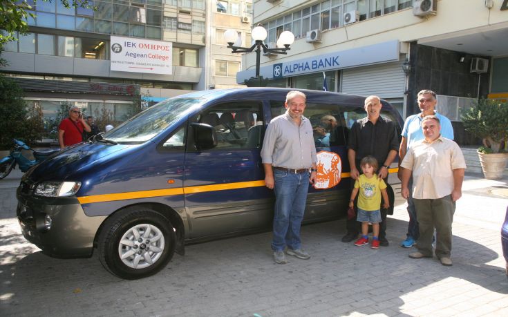 Παραδόθηκε στον Δήμο Πειραιά αυτοκίνητο μεταφοράς παιδιών με αναπηρία